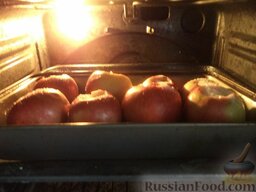 Яблоки, запеченные с медом и орехами: На дно сотейника налить немного воды, поставить в духовку на среднюю полку.
