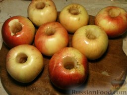 Утка, запеченная с яблоками: Яблоки вымыть, удалить сердцевину.     При желании можно половину общего количества яблок разрезать на половинки или четвертинки.