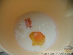 Оладьи с тыквой: Кислое молоко вылить в миску, вбить яйца. Добавить соль и сахар.