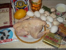 Старинный курник с курицей и рисом: Подготовить продукты для изготовления курника с вареной курицей и грибами.    Масло оставить при комнатной температуре для размягчения.