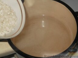 Старинный курник с курицей и рисом: В холодной воде вымыть рис, слить, всыпать в кипяток, вскипятить, варить 5 минут.