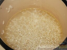 Старинный курник с курицей и рисом: Затем рис откинуть на дуршлаг, промыть холодной водой, опустить в кипящий бульон (2 стакана), посолить, варить до готовности (10 минут).