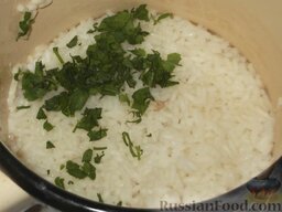 Старинный курник с курицей и рисом: К готовому рису добавить зелень (половину всей петрушки).