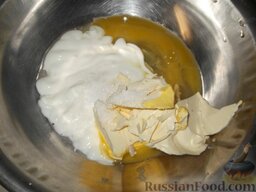 Старинный курник с курицей и рисом: Замесить тесто, для чего вылить в кастрюлю два яйца, добавить масло, сметану, всыпать муку, соль.