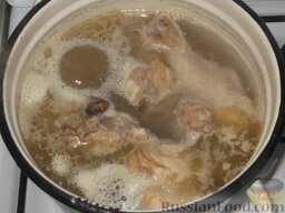 Старинный курник с курицей и рисом: Сварить курицу. Для этого залить ее водой так, чтобы вода чуть покрыла мясо (1-1,5 л), довести до кипения, снять пену, добавить 0,5 ч. ложки соли. Прикрутить, накрыть крышкой, варить при слабом кипении 40-60 минут.