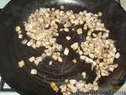 Старинный курник с курицей и рисом: Подготовленные грибы поджарить в масле. Для этого разогреть 1-2 ст. ложки растительного масла, выложить грибы, обжаривать их, помешивая, 5-7 минут на среднем огне.