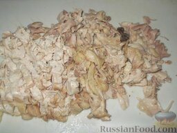 Старинный курник с курицей и рисом: Курицу вынуть из бульона, слегка остудить, нарезать грудинку ломтиками, остальное мясо снять с костей и нарезать.