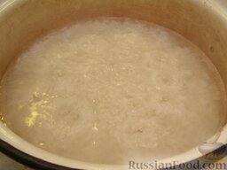 Рисовая каша молочная: В двухлитровой кастрюле вскипятить воду. Рис засыпать в кипящую воду (на 1 стакан риса — 2 стакана воды) и варить 8-10 минут, время от времени помешивая. Варить нужно на медленном огне - рис должен чуть-чуть кипеть.