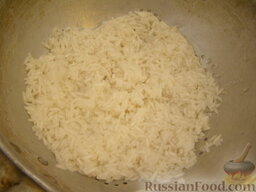 Рисовая каша молочная: Откинуть рис на сито, дать стечь воде. Можно промыть рис теплой кипяченой водой, чтобы не было слипшихся комочков.