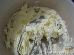 Крем из сгущенного молока: Как приготовить крем из сгущенного молока:    Сливочное масло размять в миске и растереть (или взбить миксером) добела.