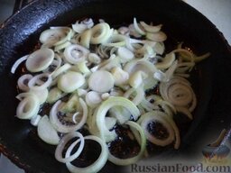 Кальмары жареные: Разогрейте сковороду, выложите сливочное масло. В горячее масло добавьте лук.