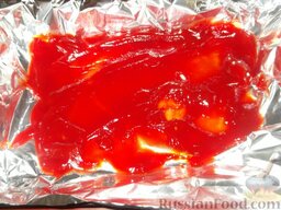 Рыба, запеченная с помидорами: Включают духовку.    В порционную сковороду или форму для запекания вливают часть томатного соуса с эстрагоном или кетчупа.