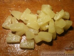 Салат из курицы с ананасами: Консервированные ананасы нарезать небольшими кусочками размером около 2 см
