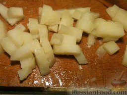 Салат из курицы с ананасами: Картошку, вареную в мундире, очистить и нарезать кубиками. При желании можно слегка посолить.