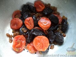 Плов с курагой, изюмом и черносливом: Сушеные фрукты промыть в горячей воде.