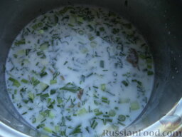 Азербайджанский суп «Овдух» (окрошка на кефире): Все продукты смешайте с кефиром и посолите.