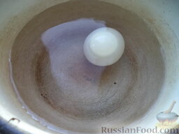 Азербайджанский суп «Овдух» (окрошка на кефире): Яйцо выложите в кастрюлю, залейте холодной водой, поставьте на огонь, доведите до кипения. Варите на среднем огне 10 минут. Кипяток слейте, залейте холодной водой. Охладите яйцо.