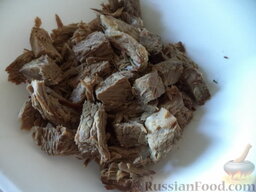 Азербайджанский суп «Овдух» (окрошка на кефире): Порежьте мясо мелкими кусочками.