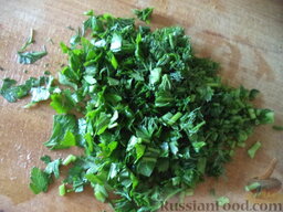 Азербайджанский суп «Овдух» (окрошка на кефире): Вымойте, нашинкуйте зелень укропа и кинзы.