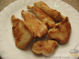 Салат «Цезарь» простой: Куриное филе, нарезанное и  обжаренное на сковороде с небольшим количеством оливкового масла.