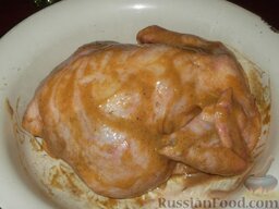Курица, запеченная целиком с медом и горчицей: Полученной смесью аккуратно нужно смазать внутри и немного снаружи. Накрыть и оставить на 1-1,5 часа.