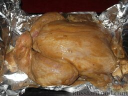 Курица, запеченная целиком с медом и горчицей: Разогреть духовку до 200 °С.  Противень застелить фольгой. Положить курицу на противень. Равномерно распределить по поверхности медово-горчичную смесь.    Запекать курицу с медом в духовке 1 час, поливая выделяющимся соком каждые 15 мину. Если кожа начнет подгорать, курицу надо накрыть фольгой.
