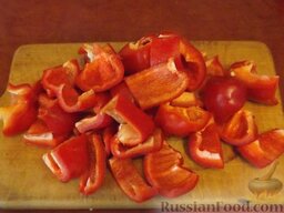 Аджика сырая: Как приготовить сырую аджику из помидоров и перца:    Сладкий перец вымыть, удалить семена, нарезать произвольными кусочками.