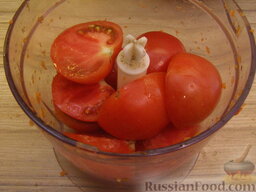 Аджика с яблоками: Подготовить помидоры: вымыть, нарезать, перекрутить на мясорубке или измельчить процессором.