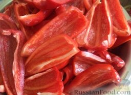 Аджика на зиму: Сладкий болгарский перец вымыть, разрезать на части, очистить от семян.