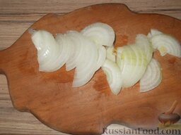 Щи из свежей капусты (постные): Как приготовить постные щи из свежей капусты:    Очищаем лук. Нарезаем лук полукольцами.