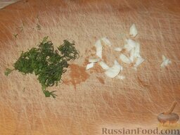Щи из свежей капусты (постные): Чеснок очистить. Зелень и чеснок мелко нарезать.