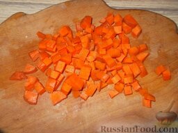 Щи из свежей капусты (постные): Очищаем и моем морковь. Нарезаем морковь кубиками.