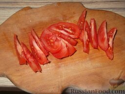 Щи из свежей капусты (постные): Нарезаем помидоры дольками.
