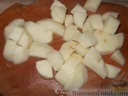 Щи из свежей капусты (постные): Картофель очищаем, моем. Нарезаем крупными кубиками и заливаем водой, чтобы он не потемнел.