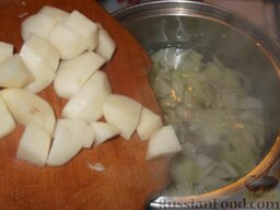 Щи из свежей капусты (постные): Добавляем через несколько минут картофель и варим 10 минут.