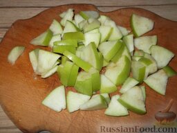 Варенье яблочное с брусникой: Яблоки кислых сортов вымыть, очистить и разрезать на дольки.