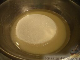 Варенье айвовое: К отвару добавить сахар и приготовить сироп (довести до кипения).