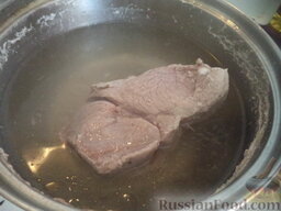 Окрошка мясная на кефире: Как приготовить окрошку мясную на кефире:    Мясо моем, выкладываем в кастрюлю, заливаем холодной водой, доводим до кипения, варим на небольшом огне под крышкой до готовности (около часа). Охлаждаем.