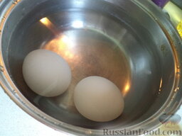 Окрошка мясная на кефире: Яйца выкладываем в кастрюлю, заливаем холодной водой, доводим до кипения, варим на среднем огне 10 минут. Кипяток сливаем, яйца заливаем холодной водой, охлаждаем.