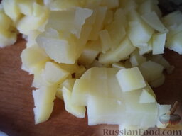Окрошка мясная на кефире: Чистим картофель нарезаем мелкими кубиками или короткой соломкой.