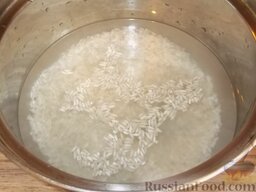 Кальмары, фаршированные рисом, луком и яйцом: Как приготовить фаршированных кальмаров с рисом, луком и яйцом:    Сварить рассыпчатый рис. Для этого рис залить холодной водой (2 стакана). Довести до кипения, добавить 0,5 ч. ложки соли. Варить 10 минут. Лишнюю воду слить.