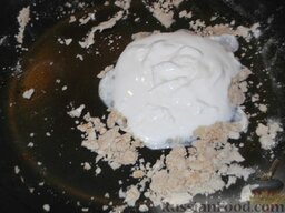Кальмары, фаршированные рисом, луком и яйцом: Постепенно добавить сметану, перемешать до однородности.