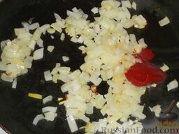 Кальмары, фаршированные рисом, луком и яйцом: В конце пассерования добавить томат-пюре. Перемешать.