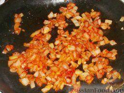 Кальмары, фаршированные рисом, луком и яйцом: Пассеровать его с луком до окрашивания жира в оранжевый цвет (2-3 минуты).