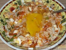 Кальмары, фаршированные рисом, луком и яйцом: Добавить молотый перец (0,5 ч. ложки), 2 сырых яйца. Перемешать.