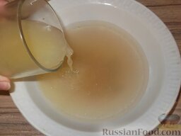 Варенье арбузное: Приготовить сироп из половины сахара, стакана воды и сока лимонов.