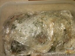 Горбуша вкусная: Покрыть пленкой и выдержать в холодильнике 2 дня.