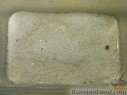 Горбуша пряная: В банку или контейнер уложить слоями так, чтобы первым был слой соли с сахаром.
