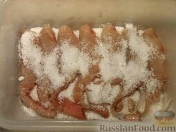 Горбуша пряная: Затем снова соль с сахаром и снова слой рыбы - пока вся рыба не будет уложена в контейнер или банку. Сверху должен быть слой соли с сахаром.