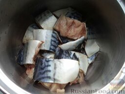 Посол мороженой рыбы: Филе нарезать небольшими кусочками, примерно по 40-50 граммов. Выложить в кастрюлю.